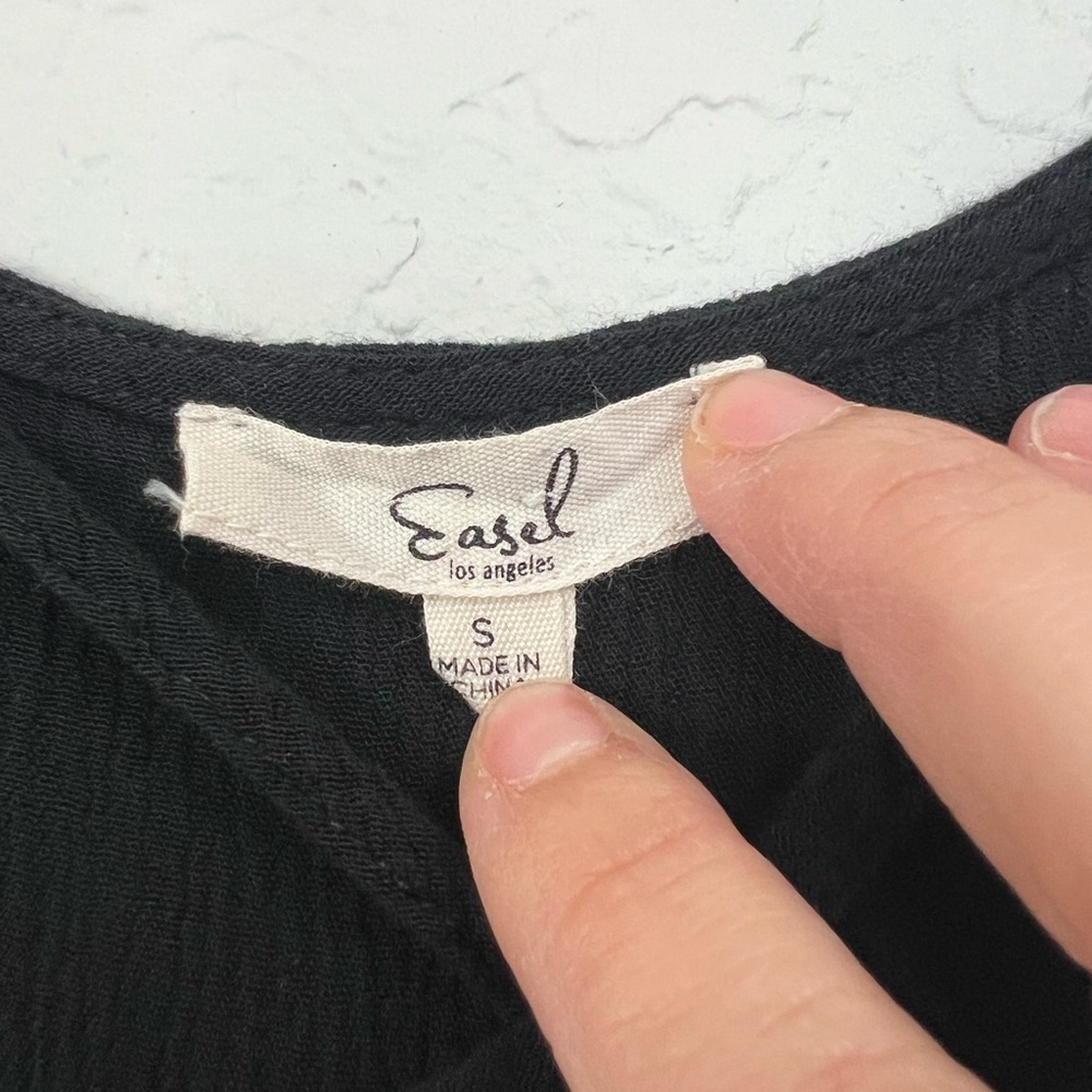 Easel Black Blouse with Red Embroidery
Caja 8 - Picture 2 of 2